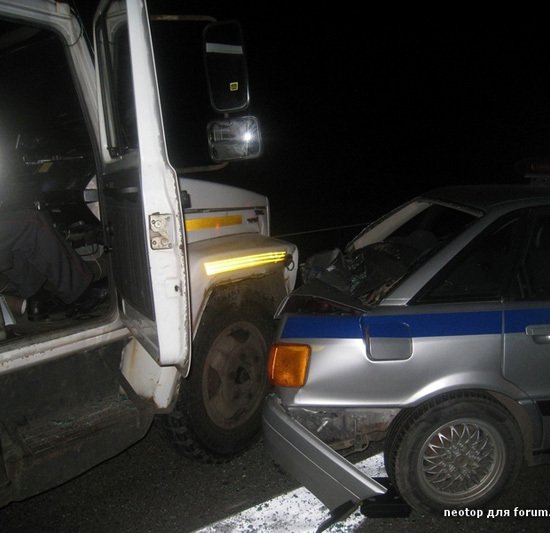 Очевидец: ГАЗ врезался в машину ГАИ во время проверки документов у автомобилиста
