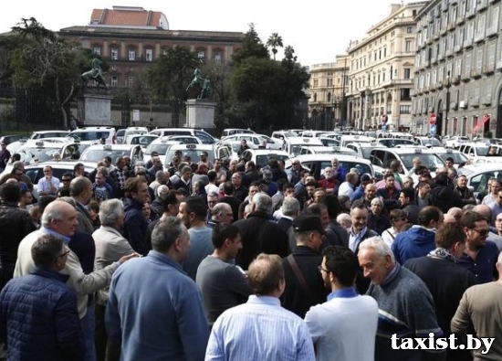 Электромобили могут оставить таксистов Неаполя без работы