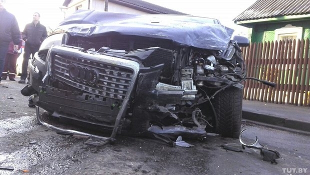 В Минске мужчина порезал жену и двоих детей и пытался скрыться. Его Audi A8 на огромной скорости протаранила 5 авто: погибли 2 человека